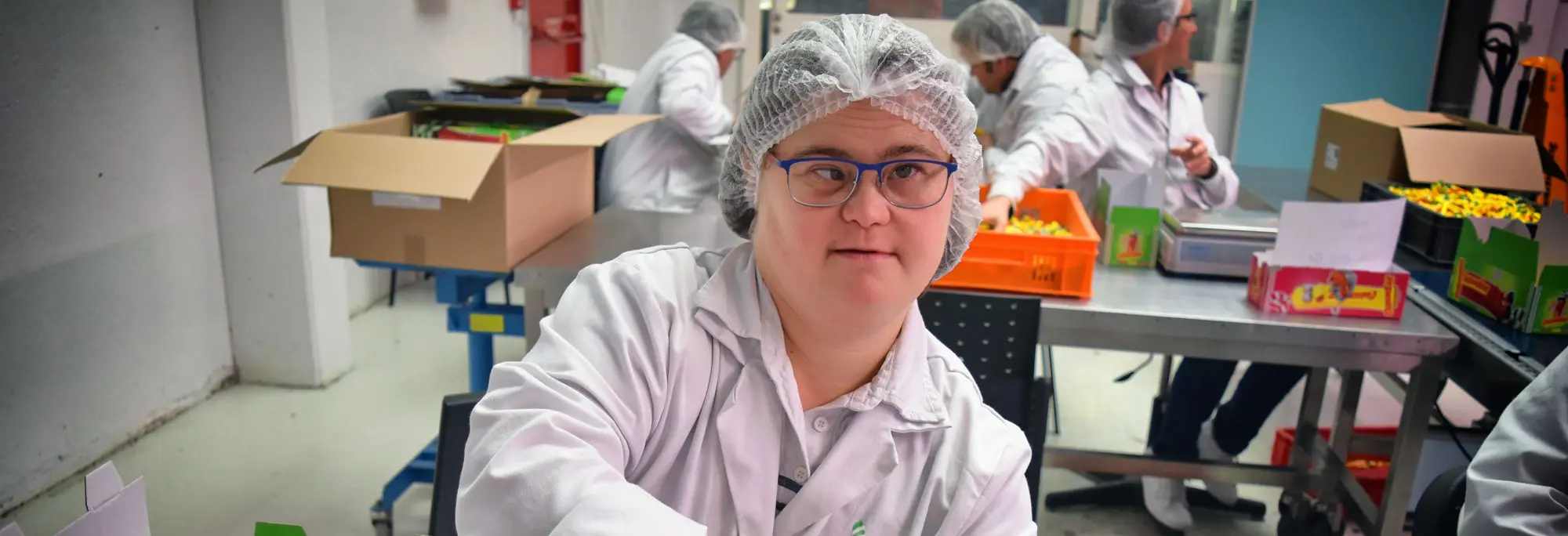 Bandeau d'une personne travaillant dans un atelier D'ESAT