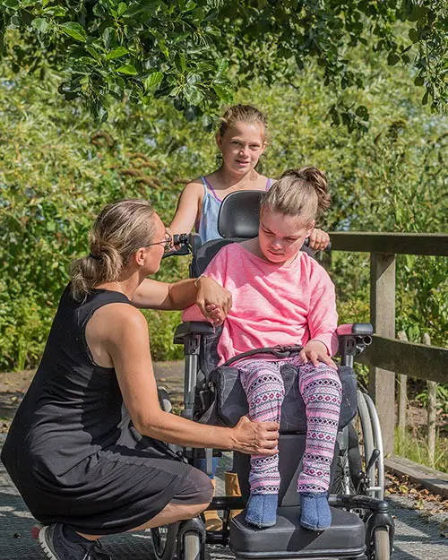 Famille avec jeune fille polyhandicapé