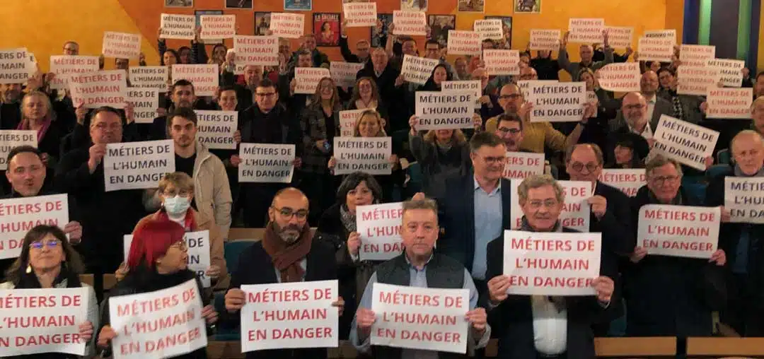 Photos des représentants  du social et médico-social des Hauts de France tenants chacun une pancarte Métiers de l'Humain en danger